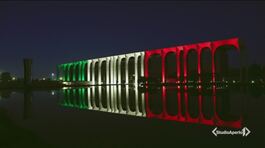 Lo storico palazzo Mondadori si tinge di bianco, rosso e verde thumbnail