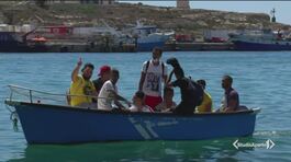 Lampedusa invasa dai migranti thumbnail