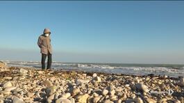 Il vecchio torna a vedere il mare thumbnail