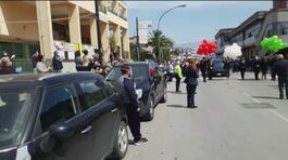 Funerale di popolo nella "zona rossa" thumbnail