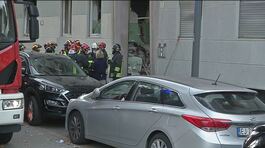 Milano, esplosione in un palazzo Probabile una fuga di gas, 9 feriti thumbnail
