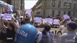 Milano, proteste contro il presidente Fontana thumbnail