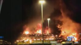 Incendio nel porto Paura ad Ancona thumbnail