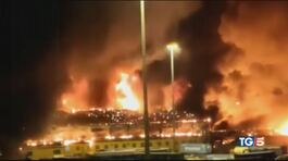 Inferno ad Ancona esplosioni e fiamme thumbnail