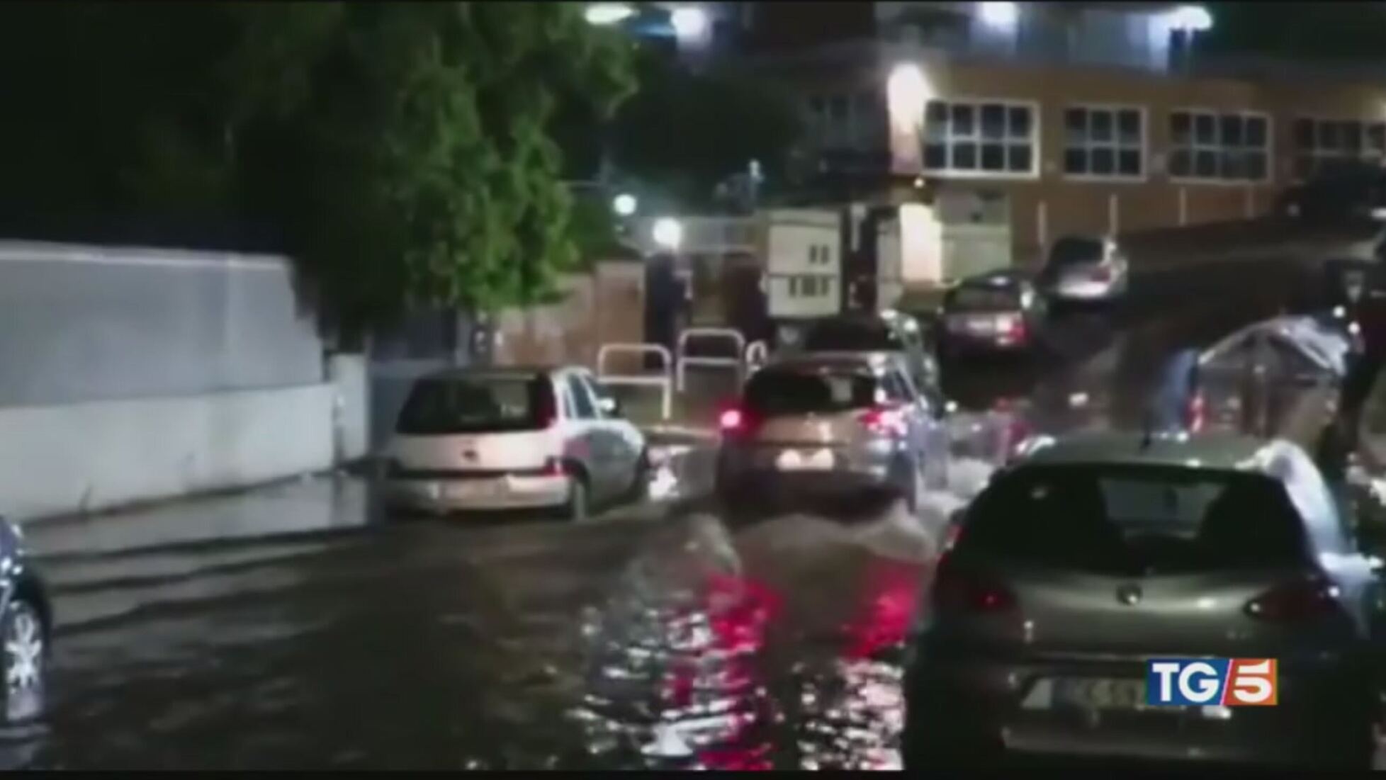 Violento Nubifragio A Roma Tg5 Video Mediaset Infinity