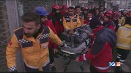 Terremoto in Turchia: crolli, decine di morti thumbnail