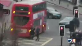 Accoltellati a Londra La polizia: è terrorismo thumbnail