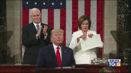 Trump legge il discorso, Nancy Pelosi lo strappa thumbnail