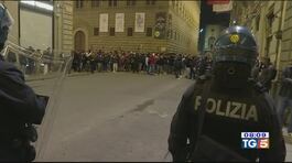 Violenza a Firenze Molotov contro la ps thumbnail