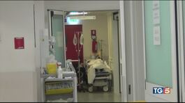 Mancano medici e mezzi Odissea negli ospedali thumbnail