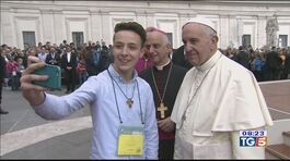Papa ai giovani: alzate lo sguardo dai social thumbnail