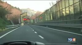 "Barriere in autostrada attaccate con la colla" thumbnail
