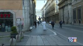 Il Papa da solo per le strade di Roma thumbnail