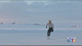 Pattinatrice da sogno danza sul Polo Nord thumbnail