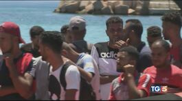 Lampedusa nel caos, "Rimpatri in Tunisia" thumbnail