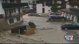 Acqua e fiamme turisti evacuati thumbnail