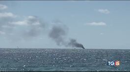 Inferno in mare a fuoco barcone thumbnail