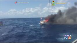 Barcone a fuoco, 3 morti Lampedusa: ora sciopero thumbnail