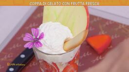 Una coppa gelato  con frutta fresca thumbnail