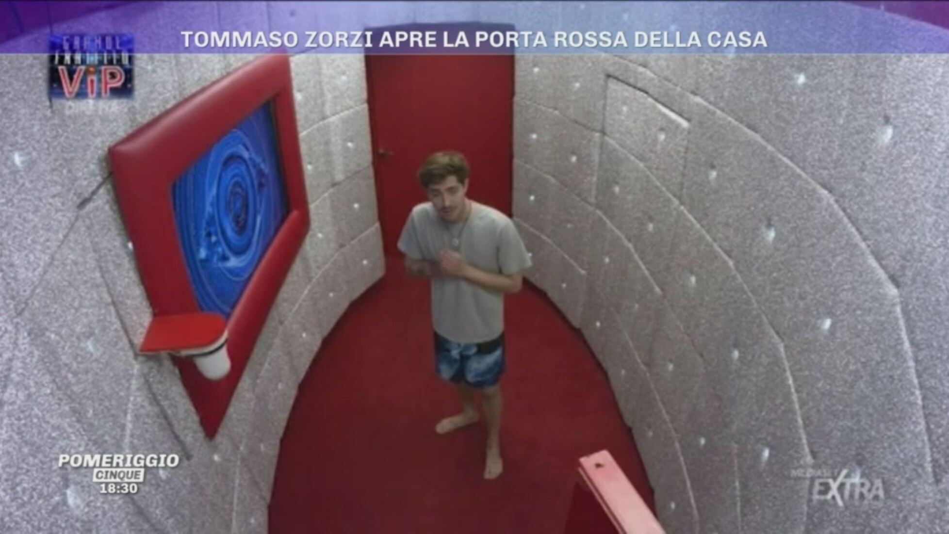 Pomeriggio Cinque: GFVIP - Tommaso Zorzi apre la porta rossa della Casa  Video | Mediaset Infinity