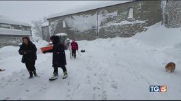 Frana su un albergo. Neve, vento e pioggia thumbnail