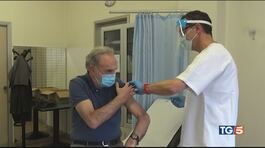 Ritardi e meno dosi, è guerra sui vaccini thumbnail