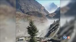 Crolla il ghiacciaio strage in Himalaya thumbnail