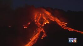 L'Etna torna ad eruttare thumbnail
