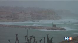 L'uragano sulla Sicilia Nubifragi e mareggiate thumbnail
