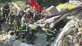 Crolla una palazzina a Caserta, "Urla sotto le macerie" thumbnail