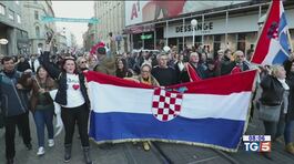 Nuovi scontri in Olanda, proteste anche a Vienna thumbnail