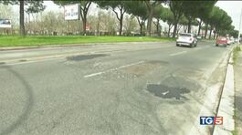 Le vite spezzate lungo strade piene di buche thumbnail
