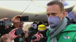 Navalny rifiuta il cibo "ora rischia di morire" thumbnail
