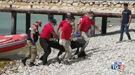 28 corpi sulla spiaggia Strage senza fine thumbnail