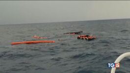 Migranti, nuova tragedia "50 morti in naufragio" thumbnail