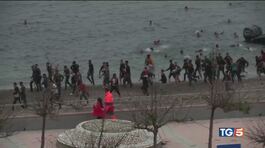 Assalto a Ceuta di migliaia di migranti thumbnail