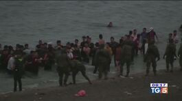 Migranti: a migliaia verso l'Europa thumbnail