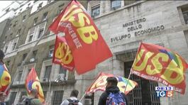 I sindacati: a rischio 577 mila posti thumbnail