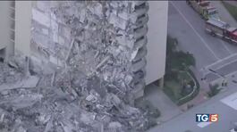 Condominio di 12 piani crolla al suolo a Miami thumbnail