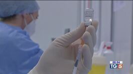 Aumentano i ricoveri. Vaccini, terza dose? thumbnail