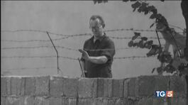 60 anni fa iniziava la costruzione del muro di Berlino thumbnail