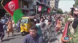 Rabbia e terrore afghani in piazza thumbnail