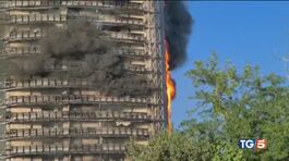 Palazzo di 15 piani in fiamme a Milano thumbnail