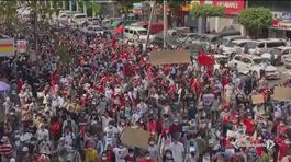 Myanmar in piazza contro il golpe thumbnail