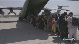 Kabul, caccia agli afghani in fuga thumbnail