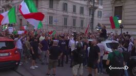 Sfida no-vax, tensione in piazza thumbnail