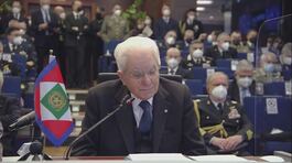 Mattarella saluta i militari thumbnail