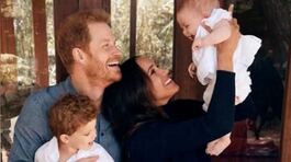 Harry e Meghan presentano Lilibet thumbnail