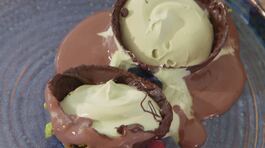Sfere di cioccolato con cuore di pistacchio thumbnail