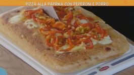 Pizza alla paprika con peperoni e porro thumbnail
